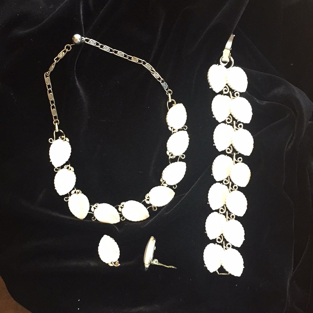 Brand: "Lisner” Chrome and White Leaf Set